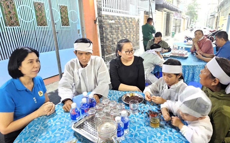 The Da Nang City Labor Federation promptly visited and encouraged the families of union members affected by floods. Photo: Da Nang Trade Union