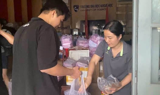 Gần 400 suất cơm miễn phí cho sinh viên Huế. Ảnh: Ngô Hiền