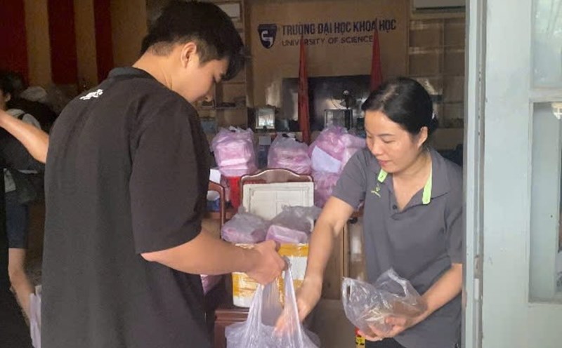 Nearly 400 free meals for Hue students. Photo: Ngo Hien