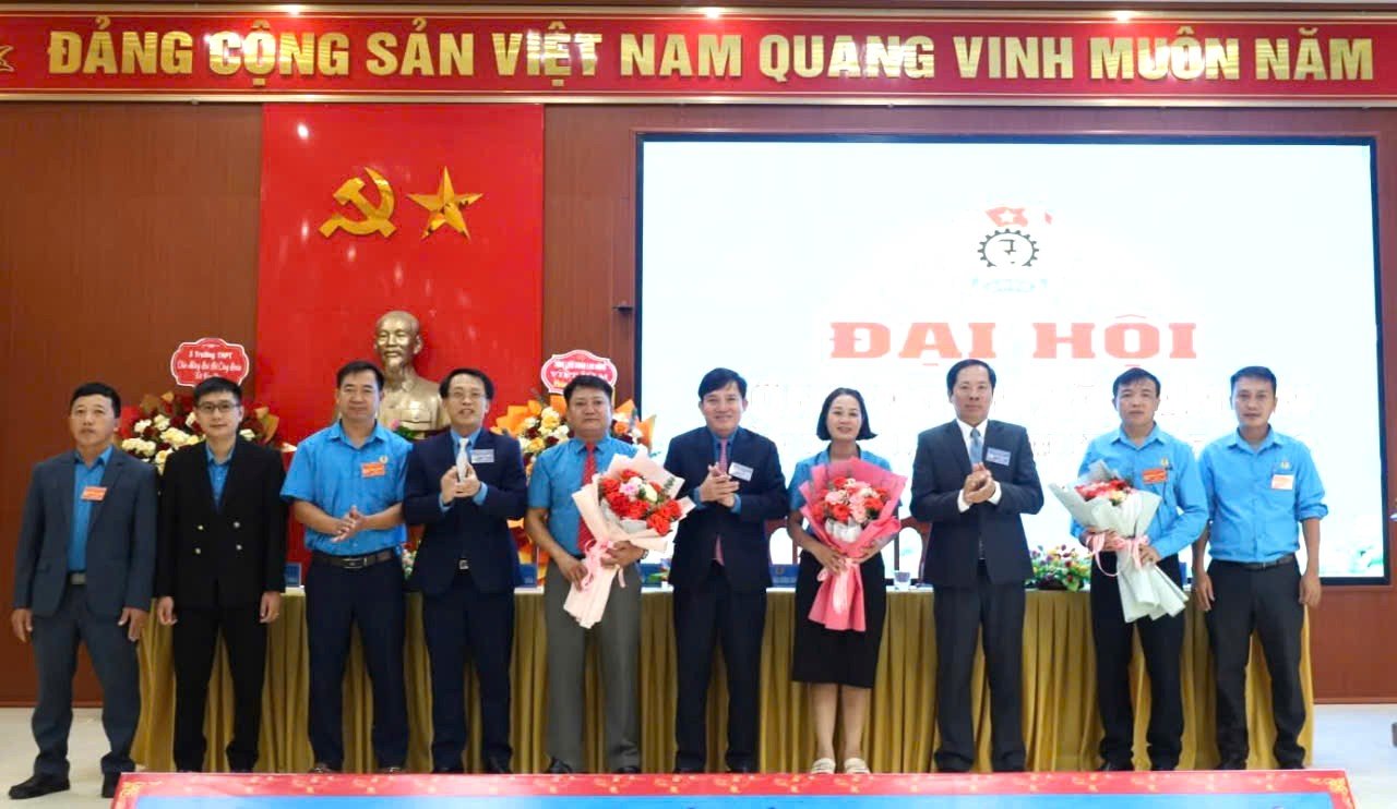 ベトナム労働総同盟のグエン・スアン・フン副会長、ゲアン省労働総同盟の指導者、ヴァンアンコミューンの指導者らが、ヴァンアンコミューン労働組合執行委員会に花束を贈呈した。写真: ゴック・アン