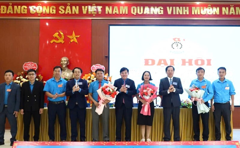 Vice President of the Vietnam General Confederation of Labor Nguyen Xuan Hung and leaders of the Nghe An Provincial Federation of Labor and leaders of Van An commune presented flowers to congratulate the Executive Committee of the Van An Commune Trade Union. Photo: Ngoc Anh