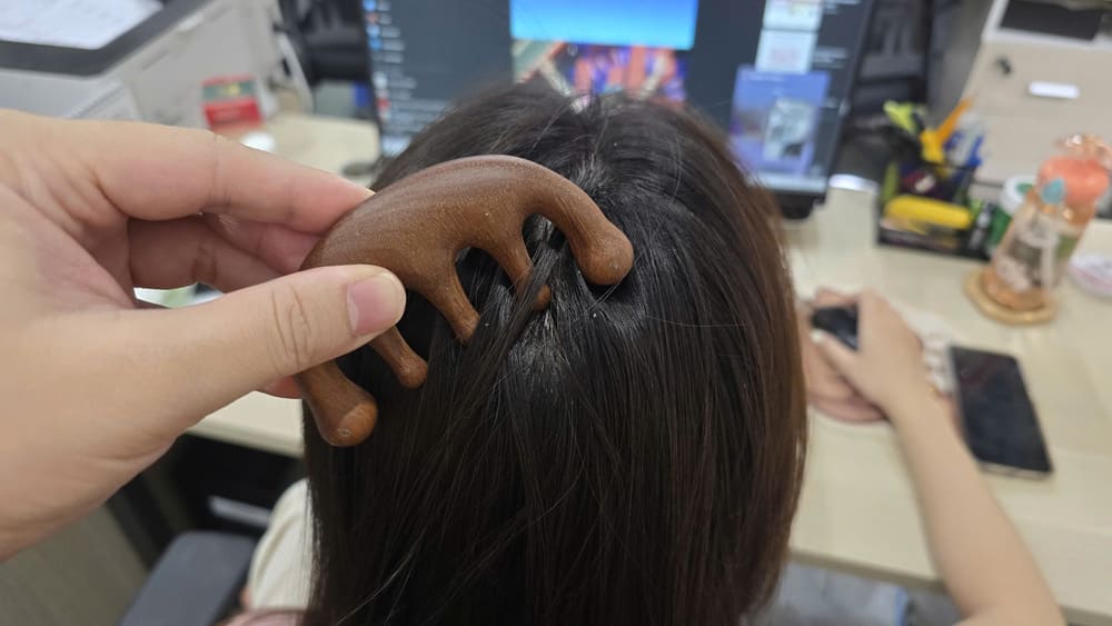 Regular head massage will help improve mood, reduce stress and anxiety. Photo: Tuan Dat