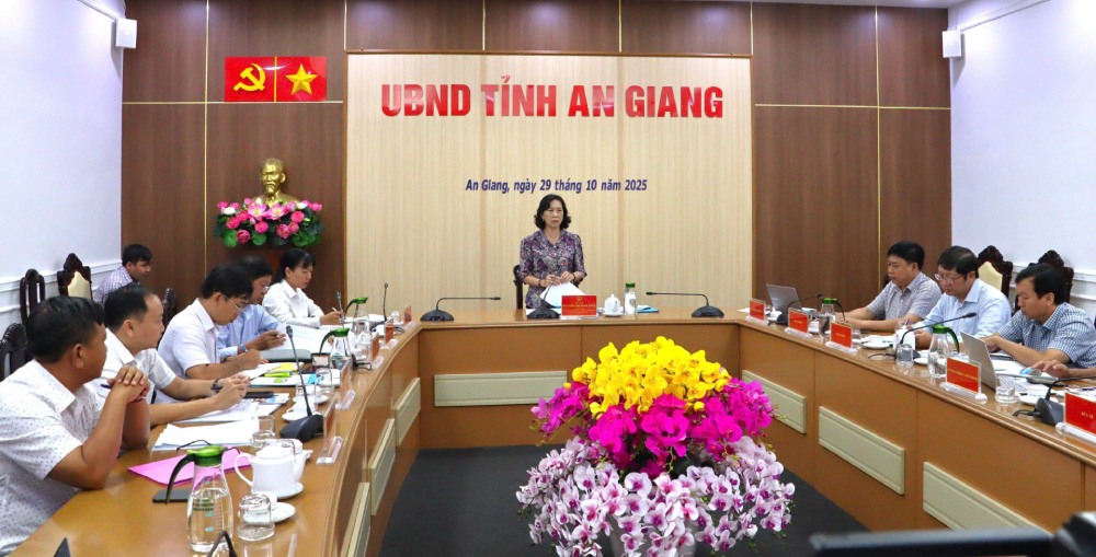 アンザン省人民委員会のグエン・ティ・ミン・トゥイ副委員長は、11月2日に国境コミューンでの3校の学校建設プロジェクトの建設を開始するための完全な手順を確保するよう要請した。写真:ゴック・マイ