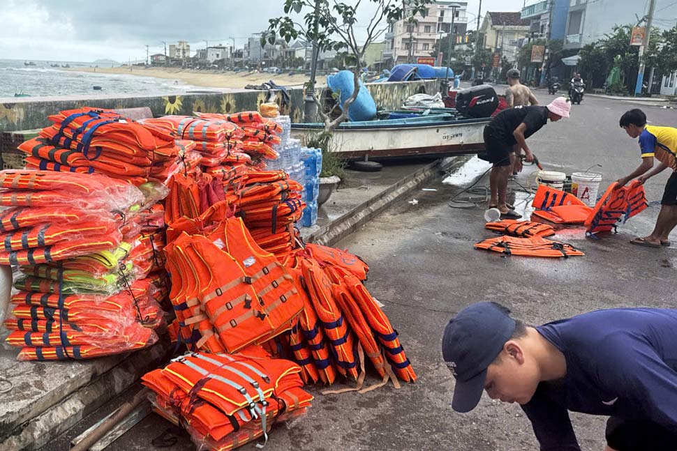 Hang hoa, nhu yeu pham ho tro nguoi dan vung ngap lut o Hue. Anh: Dinh Truong