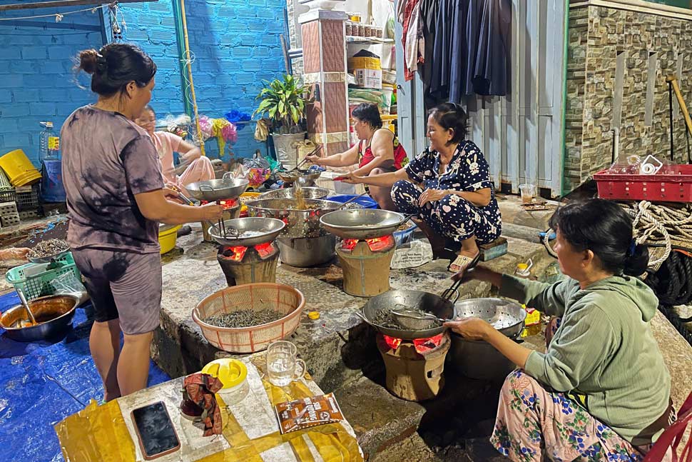 People on Nhon Chau island commune (Gia Lai) caught anchovies and gave them to people in flooded areas in the Central region. Photo: Dinh Truong