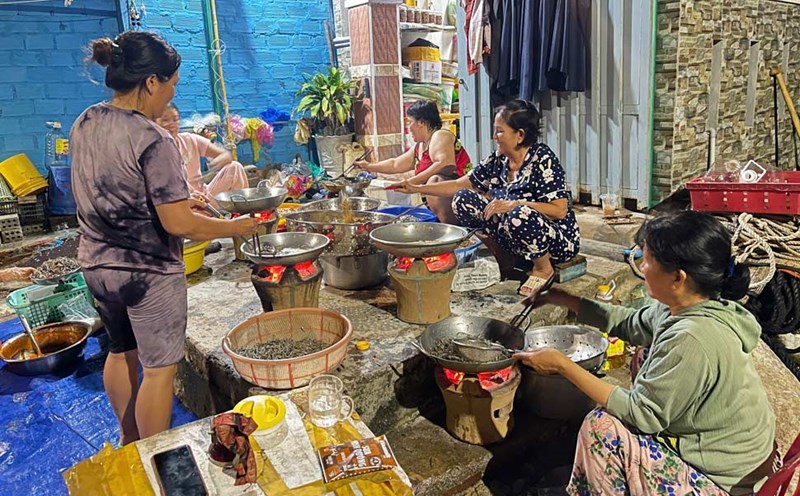 People on Nhon Chau island commune (Gia Lai) caught anchovies and gave them to people in flooded areas in the Central region. Photo: Dinh Truong