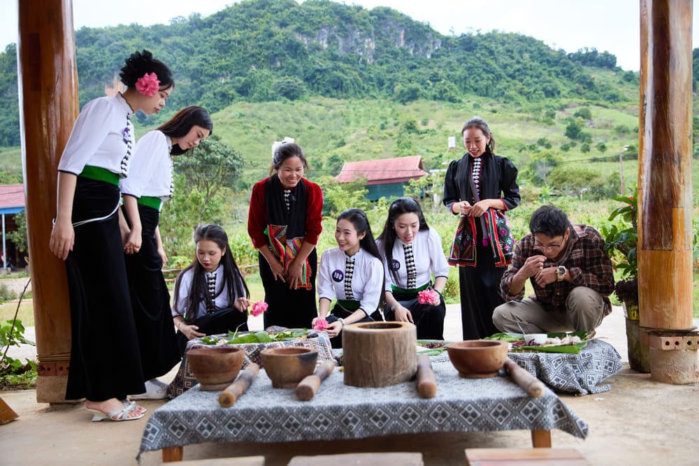 La concursante de Miss Turismo Nacional de Vietnam 2025 experimenta con entusiasmo la cocina del noroeste. Foto: Comite Organizador