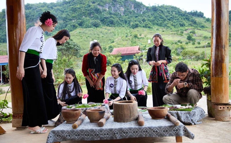 Miss Vietnam National Tourism 2025 contestants are excited to experience Northwest cuisine. Photo: Organizing Committee