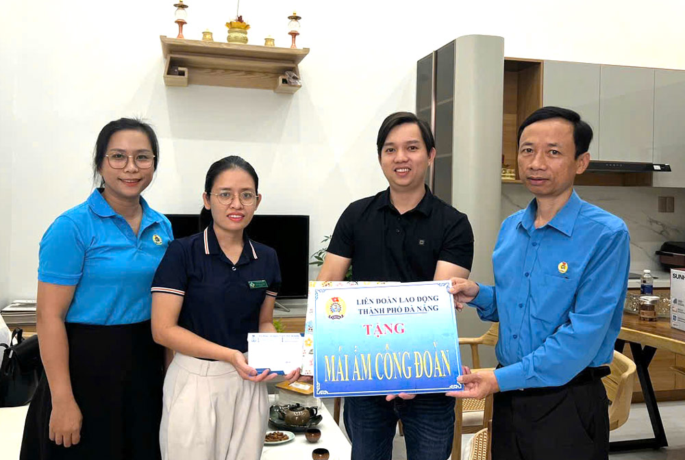 The Da Nang City Labor Federation handed over the Trade Union Shelter to union members in difficult circumstances. Photo: Da Nang Trade Union