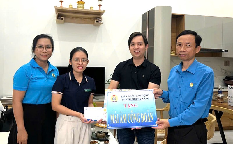The Da Nang City Labor Federation handed over the Trade Union Shelter to union members in difficult circumstances. Photo: Da Nang Trade Union