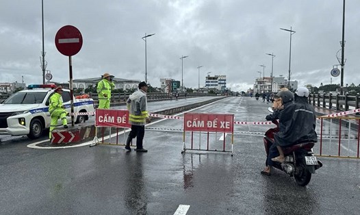 Lực lượng chức năng ở tỉnh Quảng Ngãi cấm lưu thông qua cầu Châu Ổ trên Quốc lộ 1. UBND xã Bình Sơn