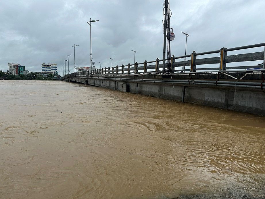 Nuoc lu da cham dam cau Chau O (ly trinh Km1036+ 261 Quoc lo 1 qua dia ban xa Binh Son, tinh Quang Ngai), uy hiep an toan cong trinh. Anh: UBND xa Binh Son