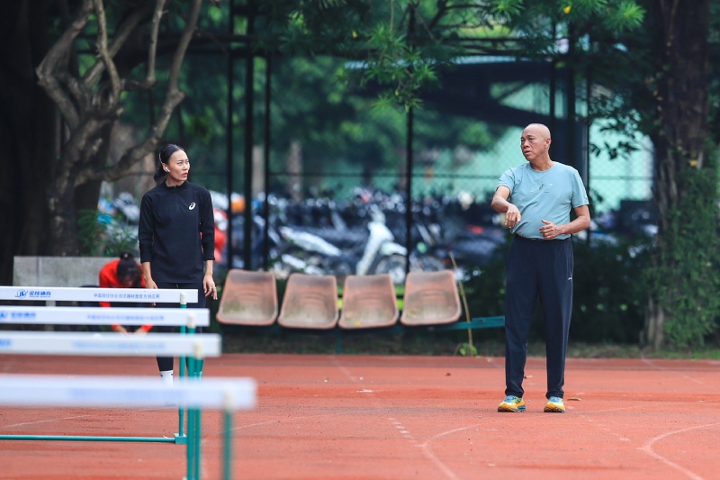 Huan luyen vien Nguyen Van Loi huong dan van dong vien trong buoi tap. Anh: Minh Dan