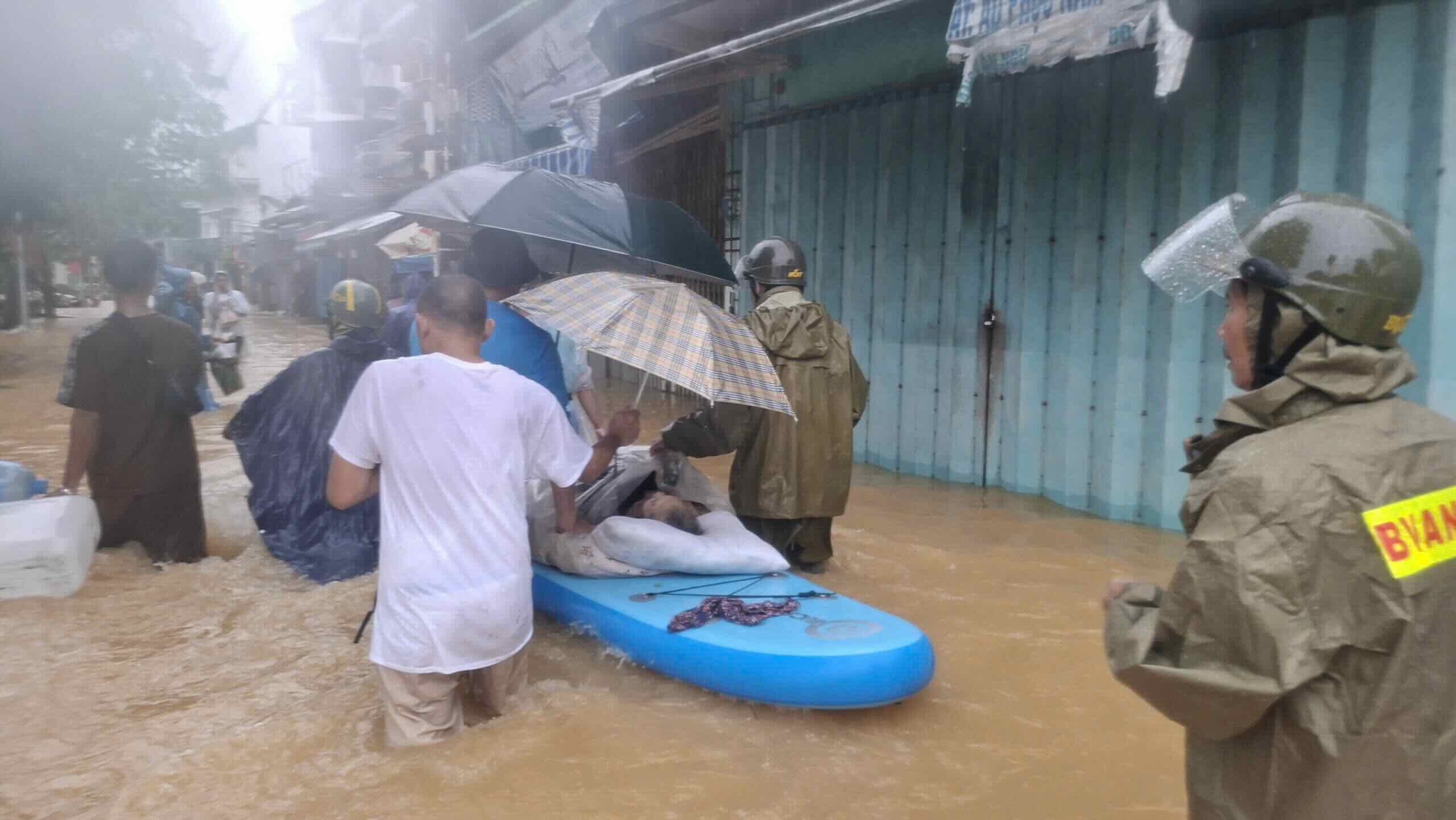 경찰이 노인들을 응급실로 데려갔습니다. 사진: T. 홍.