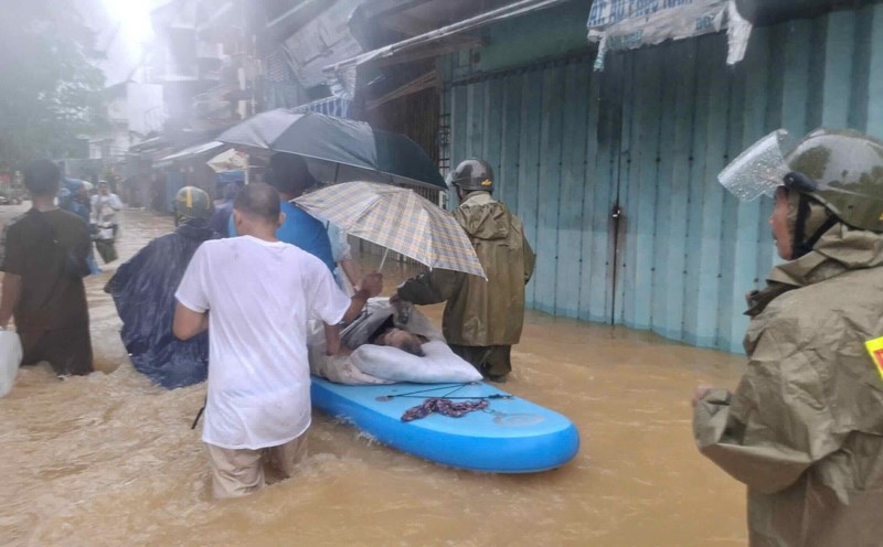 The police force took the elderly to the emergency room. Photo: T. Hong.