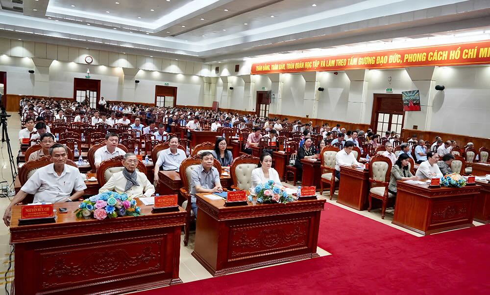 Dai bieu tham du hoi nghi 