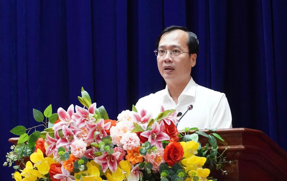 Chu tich Uy ban nhan dan tinh Tran Tri Quang quan triet chuyen de tai hoi nghi. Anh: Cong thong tin dien tu Dong Thap. 