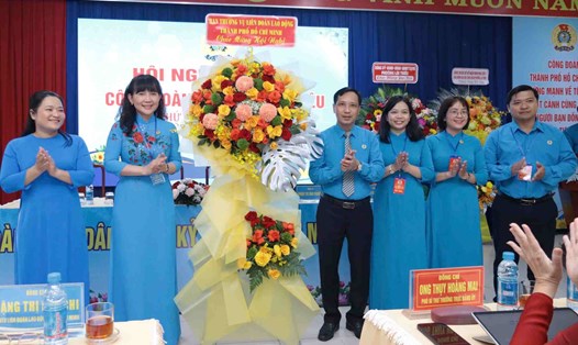 Công đoàn TPHCM tặng hoa chúc mừng hội nghị đại biểu Công đoàn phường Lái Thiêu. Ảnh: Quỳnh Như