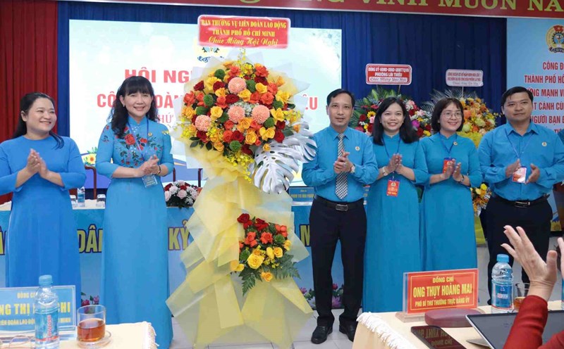 The Ho Chi Minh City Trade Union presented flowers to congratulate the conference of Trade Union delegates of Lai Thieu Ward. Photo: Quynh Nhu