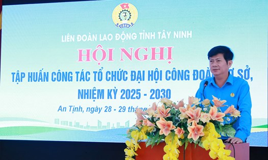 Ông Trần Lê Duy,  Tỉnh ủy viên, Phó Chủ tịch Ủy ban MTTQ Việt Nam tỉnh, Chủ tịch Liên đoàn Lao động tỉnh Tây Ninh phát biểu chỉ đạo hội nghị. Ảnh: Phương Dung