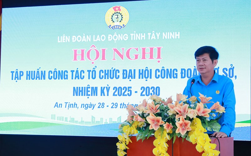 Mr. Tran Le Duy, member of the Provincial Party Committee, Vice Chairman of the Provincial Vietnam Fatherland Front Committee, Chairman of the Tay Ninh Provincial Labor Federation gave a speech directing the conference. Photo: Phuong Dung