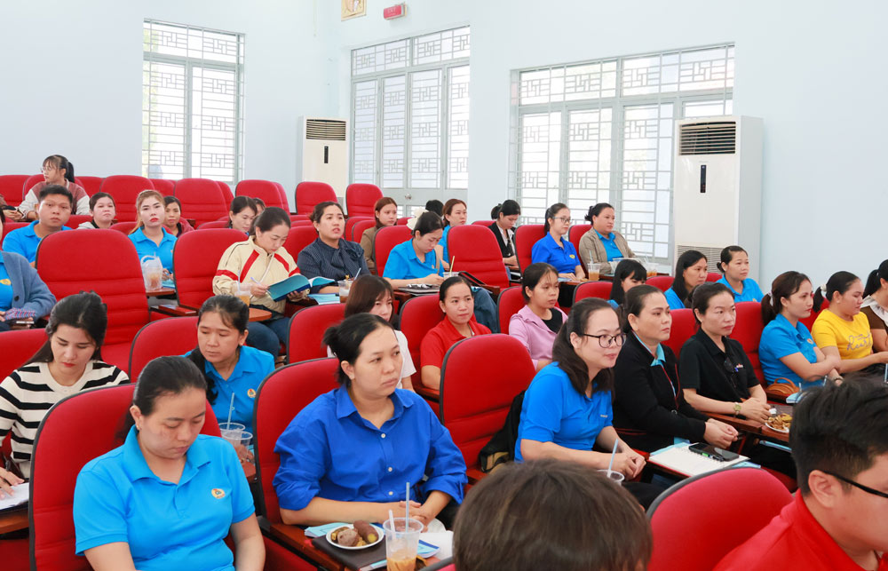 Hon 400 can bo cong doan co so tai 5 KCN tham du Hoi nghi tap huan to chuc Dai hoi CDCS, nhiem ky 2025 - 2030. Anh: Phuong Dung