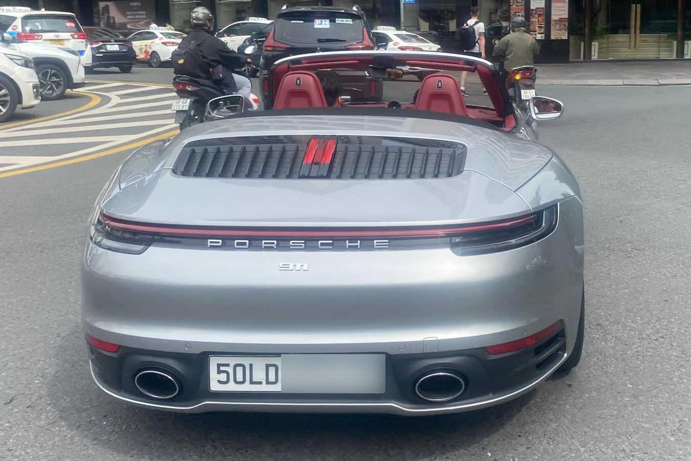 El Porsche 911 descapotable de 992 plateado aparecio en Ciudad Ho Chi Minh atrayendo la atencion de los amantes de los coches deportivos. Foto: Thanh Thao