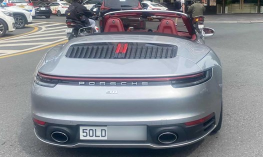 Chiếc Porsche 911 mui trần thế hệ 992 màu bạc xuất hiện tại TPHCM, thu hút sự chú ý của giới mê xe thể thao. Ảnh: Thanh Thảo