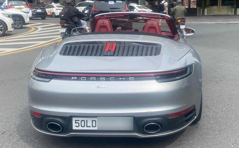 The silver Porsche 911 992 convertible appeared in Ho Chi Minh City, attracting the attention of sports car enthusiasts. Photo: Thanh Thao