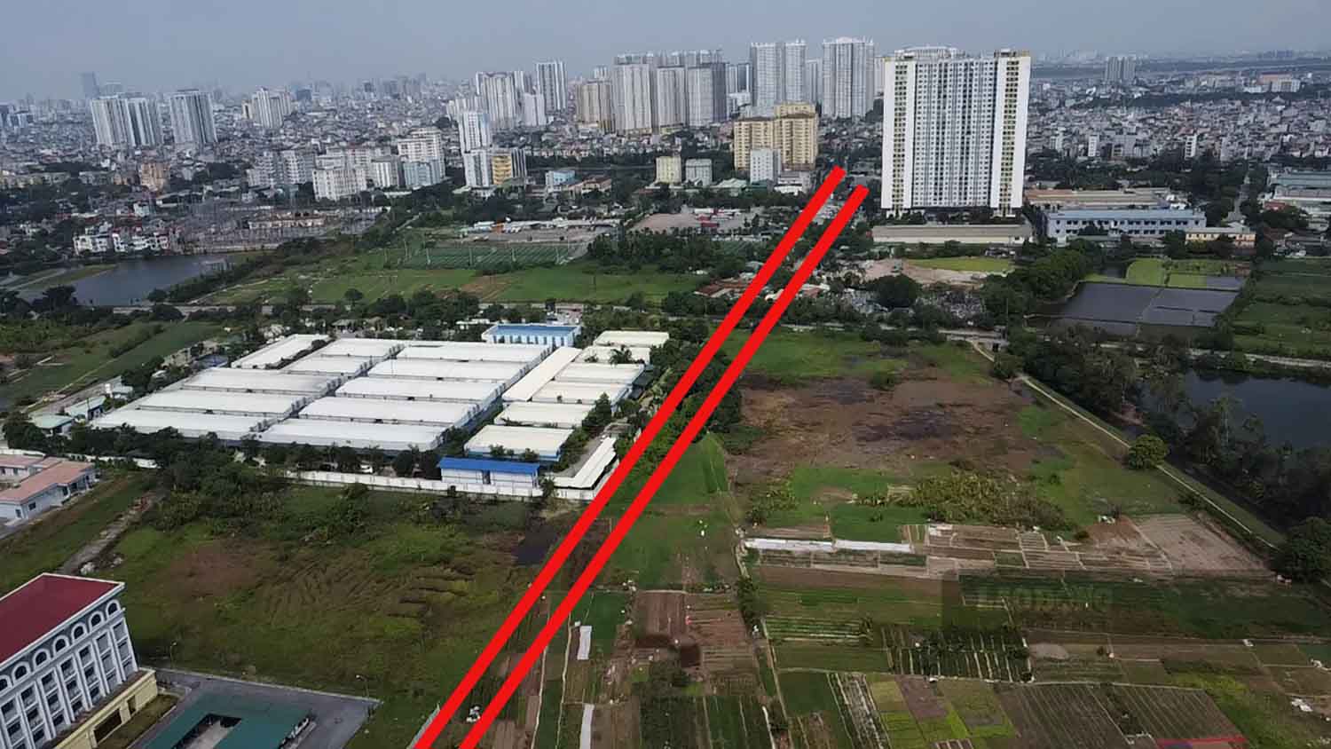 Doan tuyen chua trien khi chu yeu di qua dat nong nghiep. Tuyen duong hoan thanh se giup ket noi thuan tien voi Benh vien Dai hoc Y Ha Noi (co so 2). Anh: Nguyen Tung.