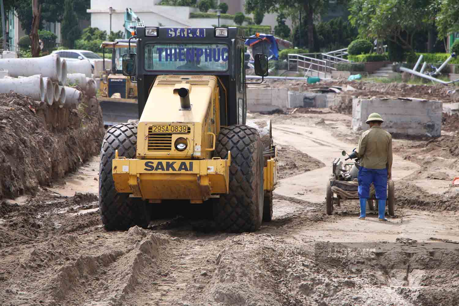 Nen duong va ha tang ky thuat ngam dang duoc thi cong. Anh: Nguyen Tung