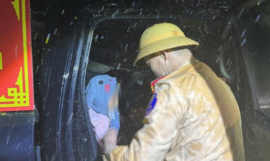 Xuyên đêm cứu hộ người dân vùng lũ, CSGT Đà Nẵng bơi cano đưa trẻ nhỏ sốt cao đi cấp cứu. Ảnh: Trần Thi