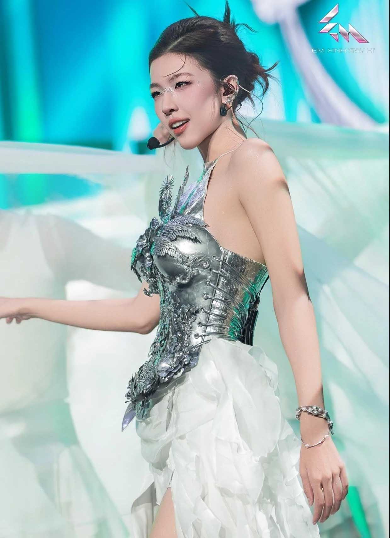 LAMOON nhan duoc nhieu su chu y khi chung doi voi Bich Phuong o live stage 1 “Em xinh say hi“. Anh: VieOn.