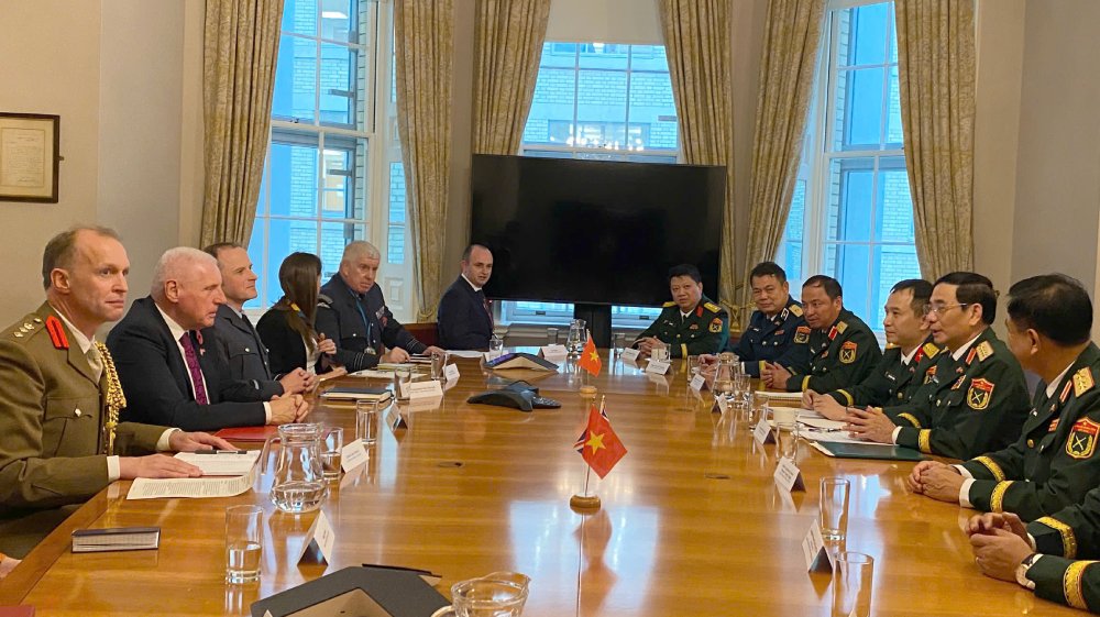 Dai tuong Phan Van Giang gap song phuong Quoc vu khanh Quoc phong Anh. Anh: Thu Trang