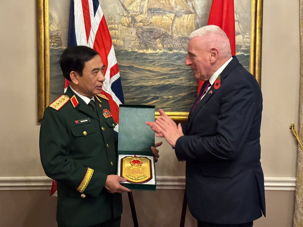 General Phan Van Giang presented a souvenir to British Secretary of State for National Defense Vernon Coaker. Photo: Thu Trang