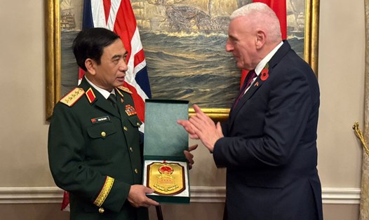 Đại tướng Phan Văn Giang trao quà lưu niệm tặng Quốc vụ khanh Quốc phòng Anh Vernon Coaker. Ảnh: Thu Trang