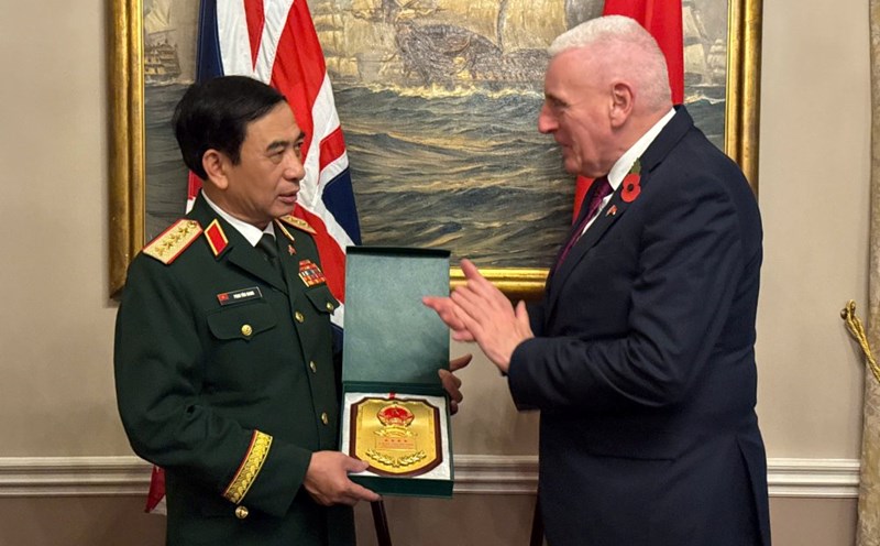 General Phan Van Giang presented a souvenir to British Secretary of State for National Defense Vernon Coaker. Photo: Thu Trang