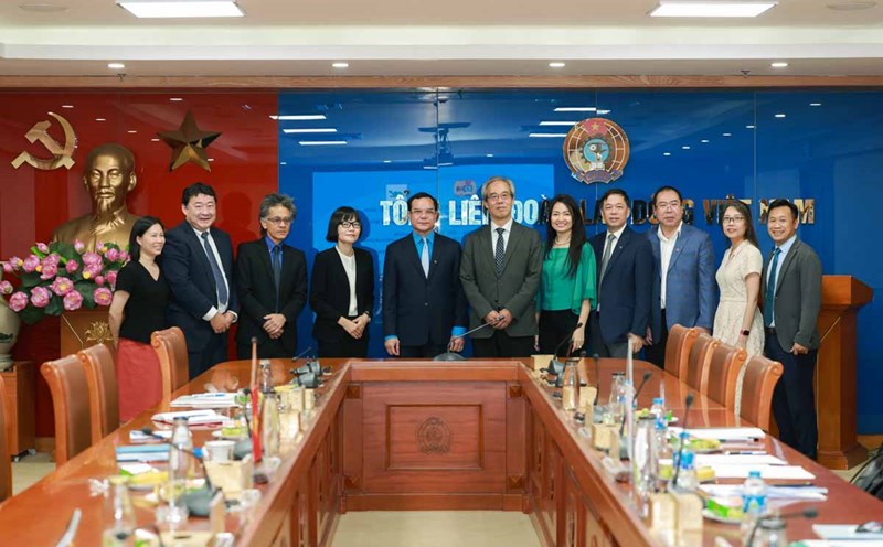 President of the Vietnam General Confederation of Labor Nguyen Dinh Khang and Mr. Masaomi Akiyama - President of the National Federation of Trade Unions of Japan took a group photo with delegates attending the meeting. Photo: Hai Nguyen