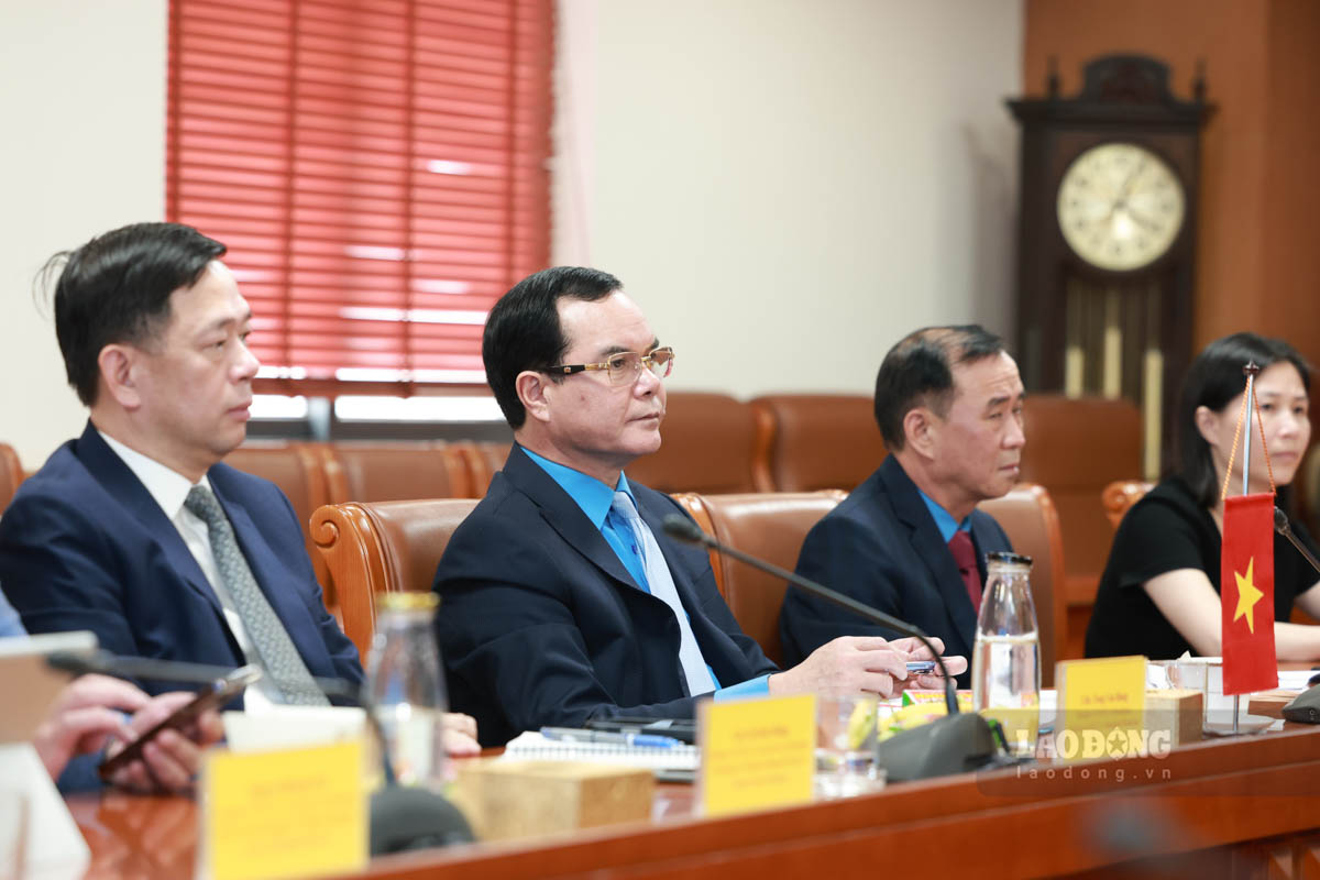 Chu tich Tong LDLDVN Nguyen Dinh Khang (thu 2 tu trai sang) tai Hoi dam. Anh: Hai Nguyen