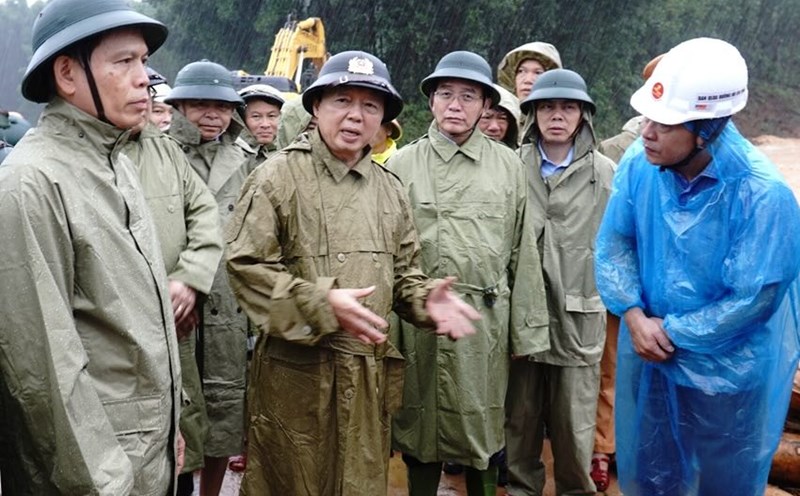 Deputy Prime Minister Tran Hong Ha and the working delegation inspected the field work to overcome landslides on the La Son - Hoa Lien expressway. Photo: L. Tho.