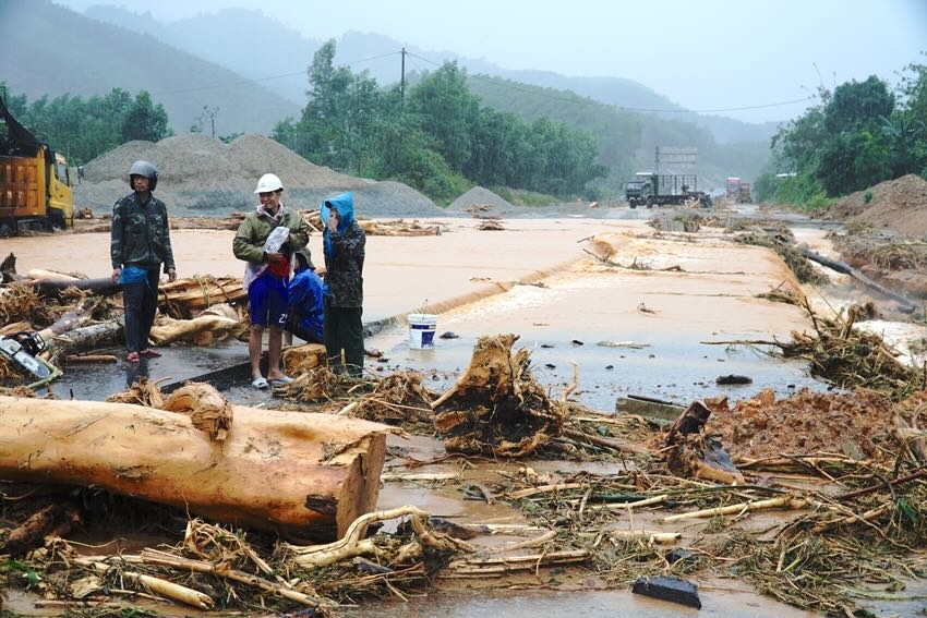 Tuyen cao toc La Son - Hoa Lien van dang bi chia cat. Anh: L. tho.
