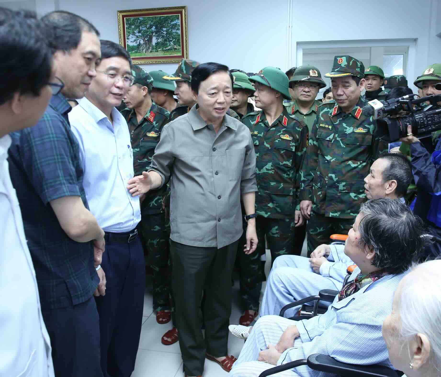 Pho Thu tuong dong vien, tham hoi benh nhan. Anh: N. Minh.