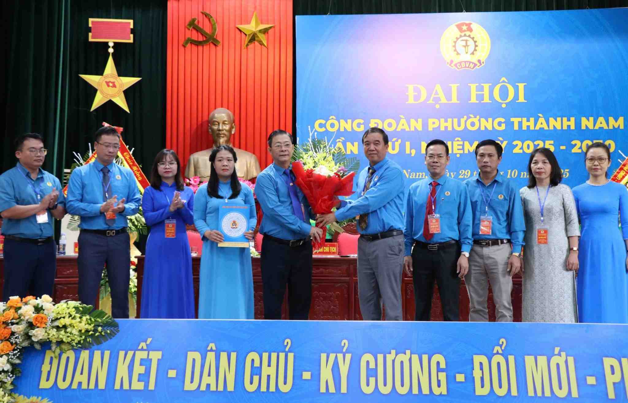 2025 年から 2030 年の任期に向けて、タインナム区の労働組合執行委員会は、組合員と労働者の利益のために運営の内容と方法を革新し続けることを目指しています。写真: グエン・チュオン