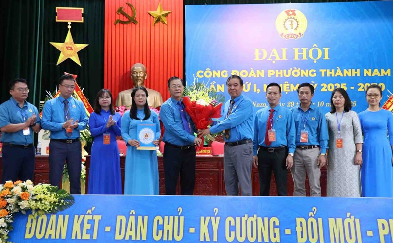 For the 2025 - 2030 term, the Thanh Nam Ward Trade Union Executive Committee aims to continue to innovate the content and methods of operation for the benefit of union members and employees. Photo: Nguyen Truong