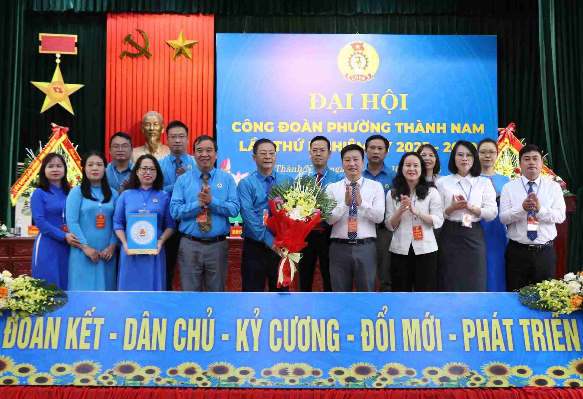 Cac dai bieu chup anh luu niem cung Ban Chap hanh Cong doan phuong Thanh Nam nhiem ky 2025 - 2030. Anh: Nguyen Truong