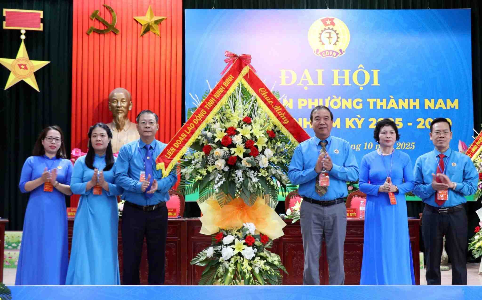 Dai dien lanh dao LDLD tinh Ninh Binh tang hoa chuc mung Dai hoi. Anh: Nguyen Truong