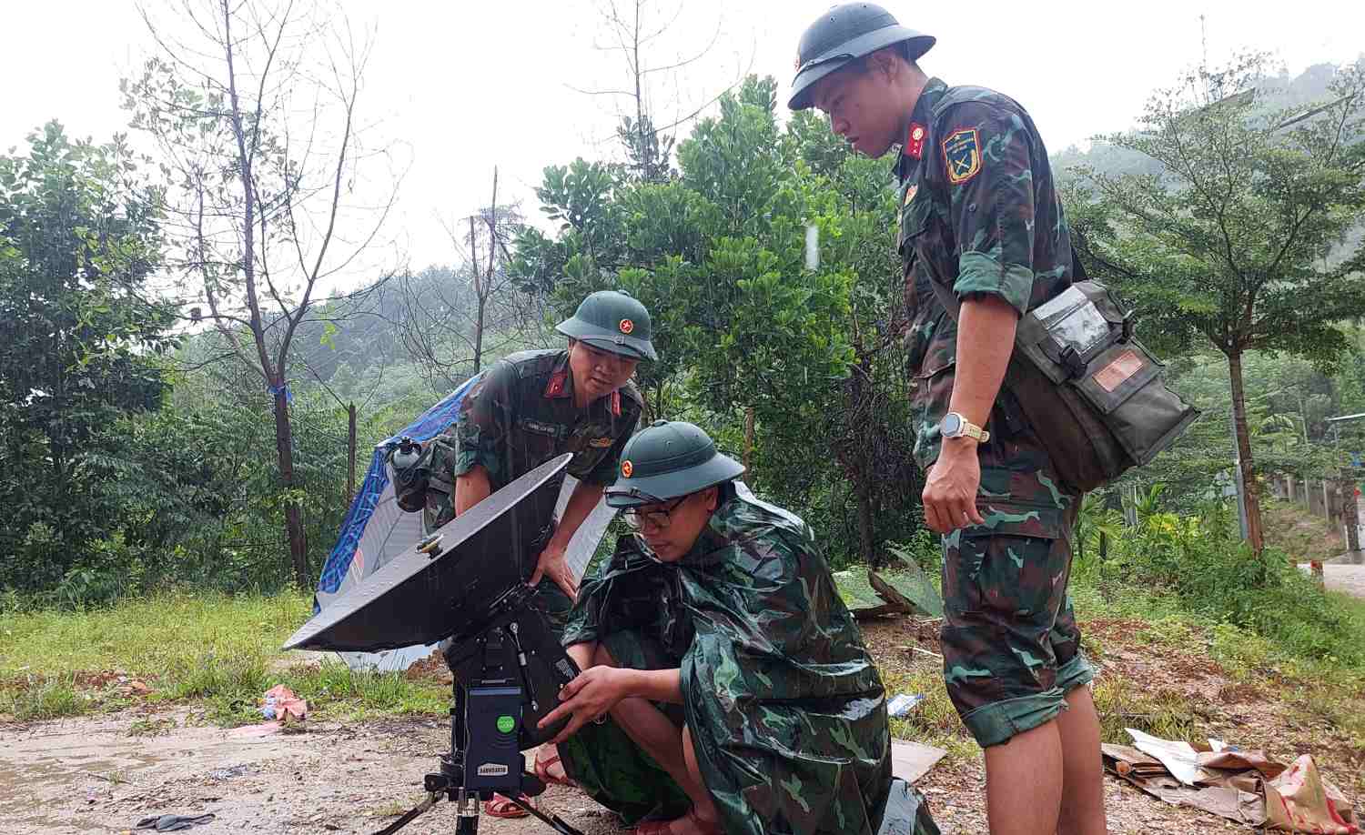 Lu doan thong tin 575 da dieu dong xe thong tin co dong VSAT cuu ho cuu nan den hien truong, bao dam thong tin lien lac tai khu vuc. Anh: Quang Hung