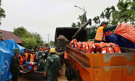 Lực lượng Quân khu 5 có mặt khắp các vùng thiên tai, ngập lụt, sạt lở ở Đà Nẵng, Quảng Ngãi để giúp dân, mở đường, nối thông tin liên lạc. Ảnh: Quang Hùng