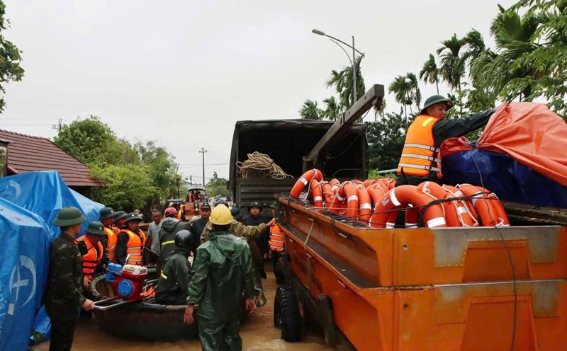 The forces of Military Region 5 are present in all areas of natural disasters, floods, and landslides in Da Nang and Quang Ngai to help people, open roads, and connect information and communication. Photo: Quang Hung