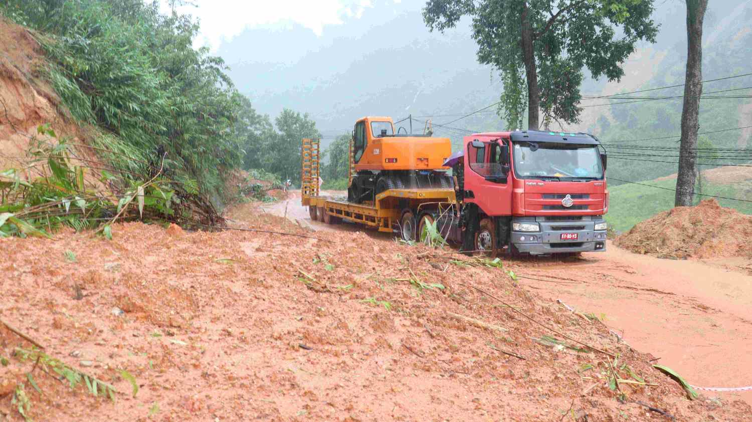 Nhung chiec xe chuyen dung cua Lu doan 270, Quan khu 5 vua hanh quan vua khac phuc sat lo o khu vuc Nam Tra My, Da Nang. Anh: Quang Hung